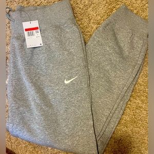 NWT NIKE WOMENS JOGGERS IN SZ L
